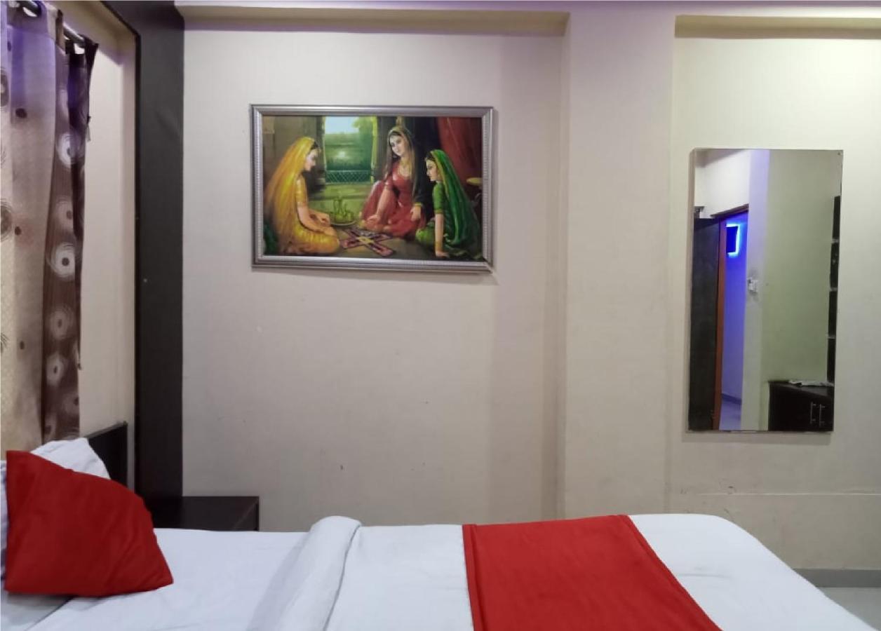 Hotel Krishna Palace Ахмедабад Экстерьер фото