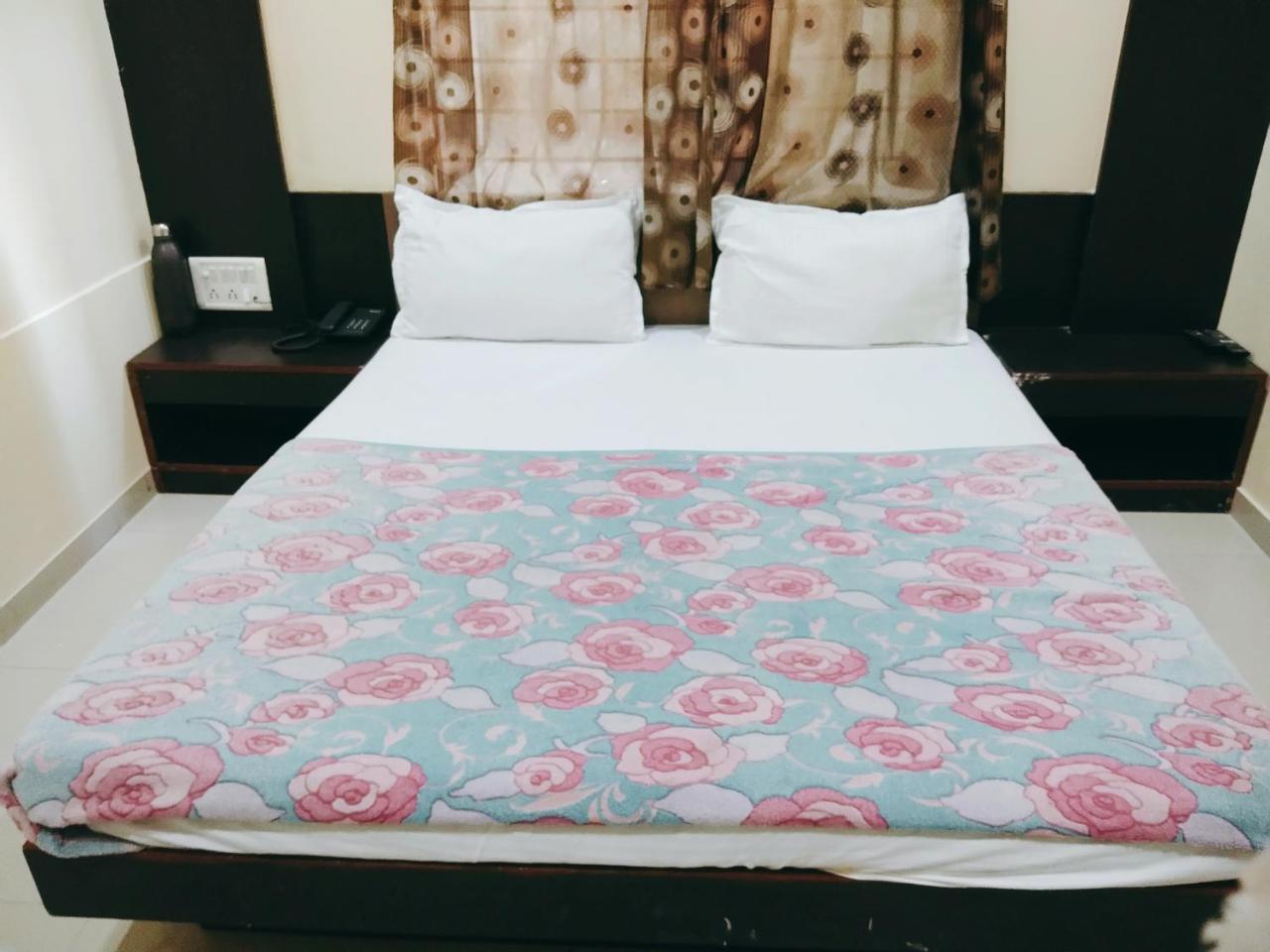Hotel Krishna Palace Ахмедабад Экстерьер фото